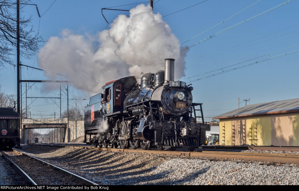 Strasburg 2-6-0 steam locomotvie #89 runs around the 5-car train set at Leaman Place